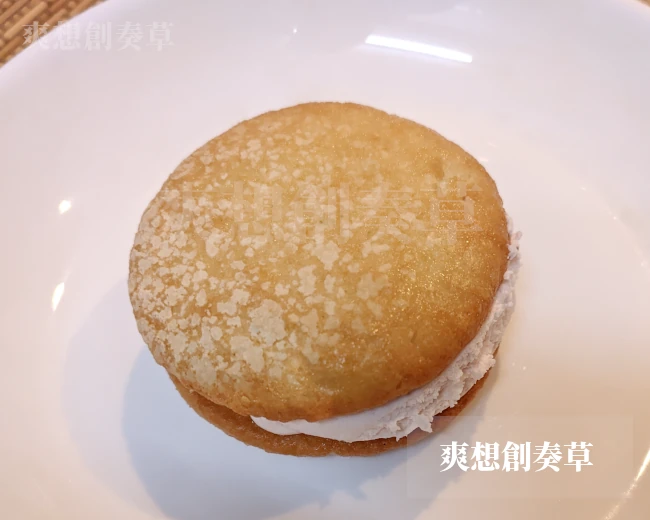 ヤマザキのクリームたっぷり生ブッセストロベリーチーズの中身